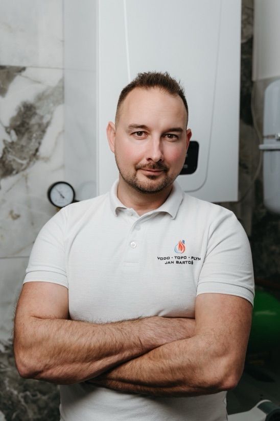 Jan Bartoš při instalaci plynového kotle